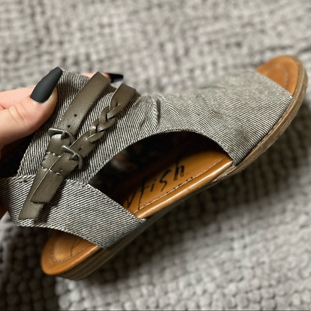 VEGAN Blowfish sandals Size 6